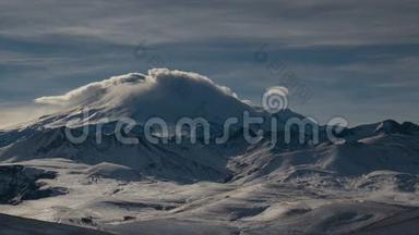 高加索<strong>山脉火山</strong>Elbrus上方云层的形成和运动。